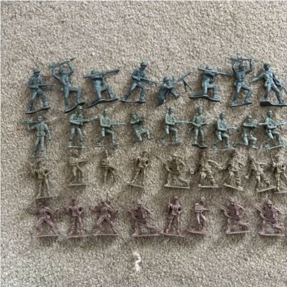 Lot of 56 Small Military Soldiers - Picture 2 of 9